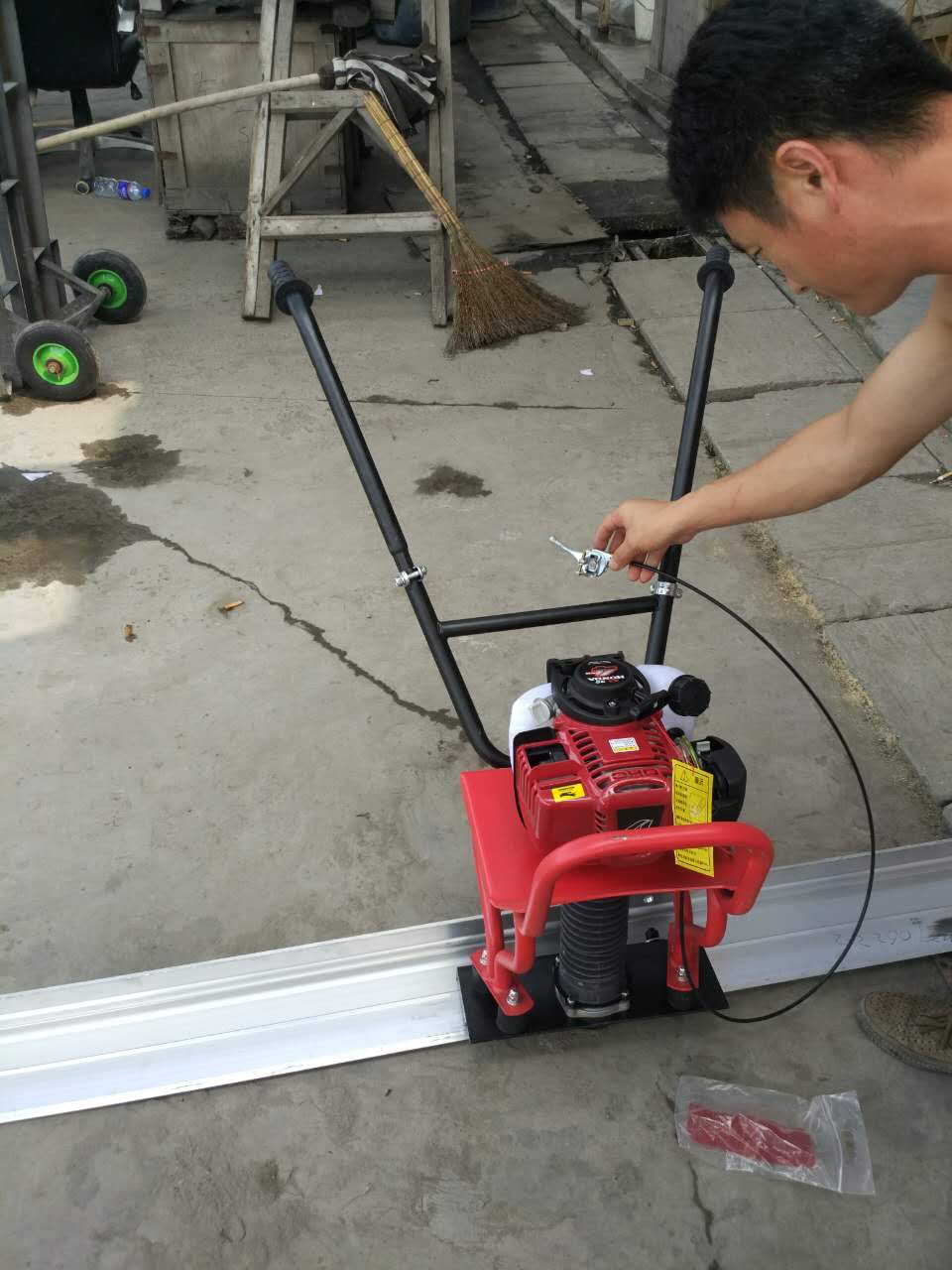 雨成振平尺厂家直销 多功能小型路面摊铺机
