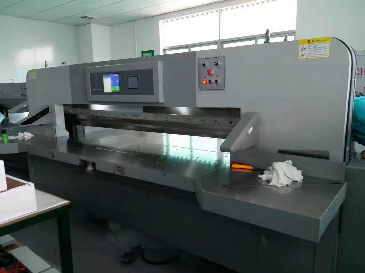 首页 印刷 印后设备 切纸机 >专业生产各种型号切纸机,全自动封闭切纸