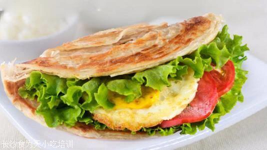 长沙印度飞饼培训 哪里有培训做印度飞饼 印度飞饼培训项目介绍: 说到印度飞饼,大家肯定马上联想到的是印度阿三,拿着一块饼,耍的虎虎生风,出神入化,一块薄薄的饼,被耍的飞上飞下。 印度自古是四大文明古国之一,排名比中国还靠前,这不是靠吹的,虽然印度菜不怎么出名,但是印度飞饼,几千年的工艺传承下来,除了口味,还有历史的厚重,几千年的味道,穿越时空的限制,再次在你的味蕾上跃动.