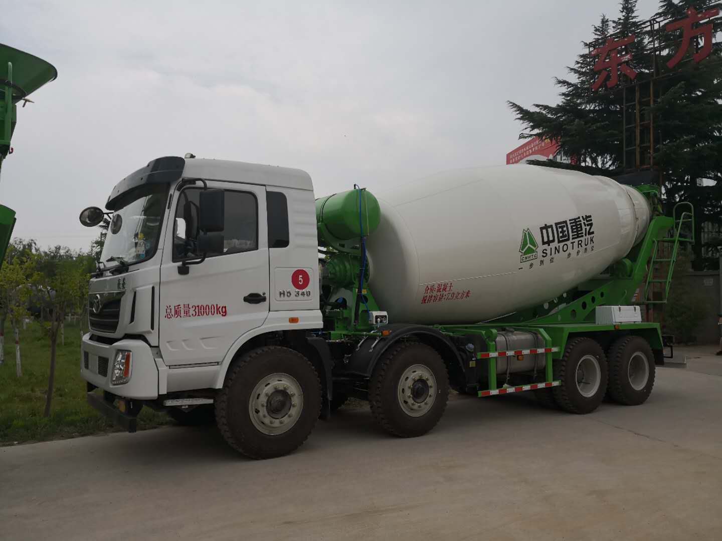 重汽豪曼8*4  轻量化12m?混凝土搅