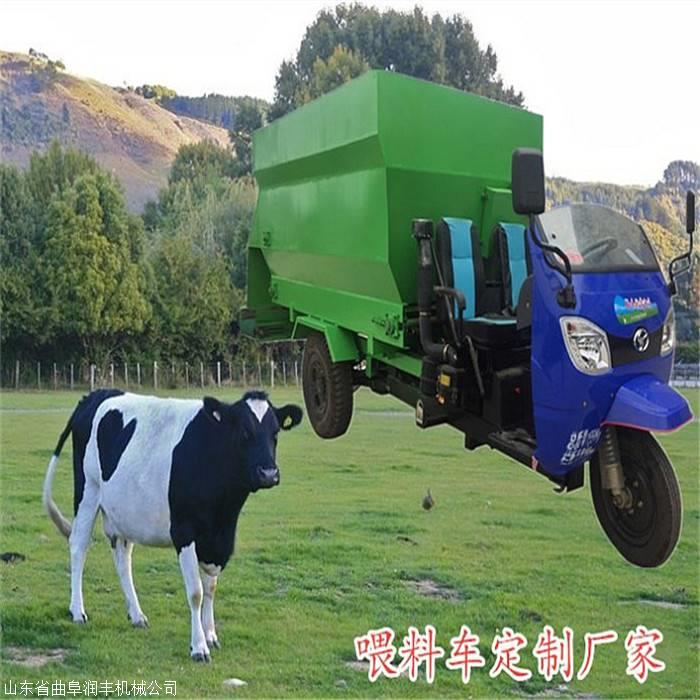 新型自动喂料车 养殖场饲料撒料车 双侧出料撒草机