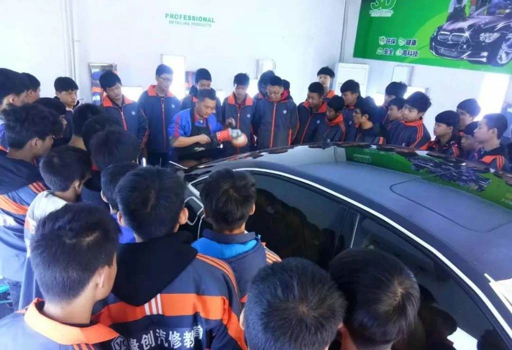 汽车维修技工学校喷漆调漆班
