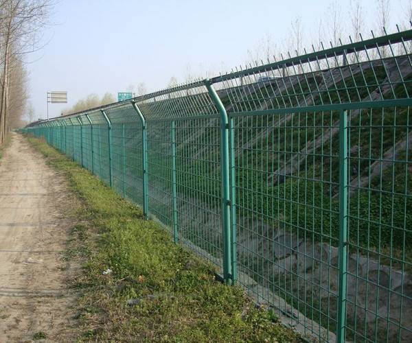 绿色隔离栅带框架带柱护栏网供应
