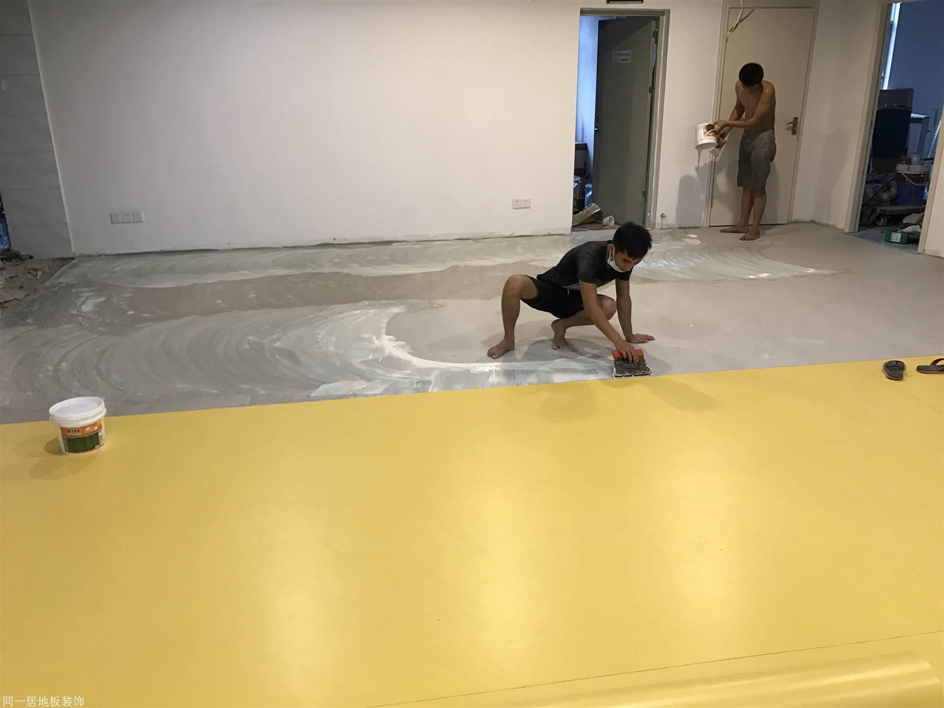 广州卷材胶地板铺装师傅,pvc地板胶工程安装公司