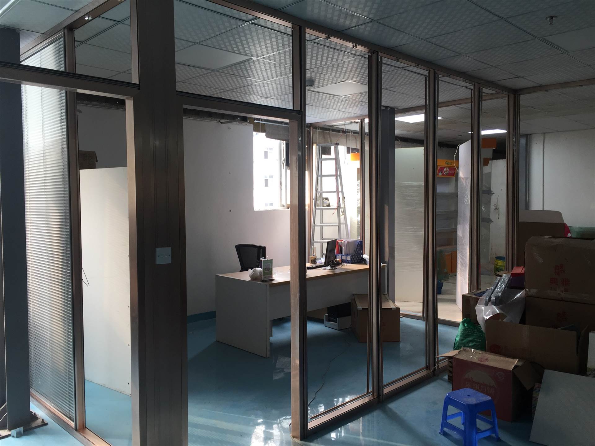 2020-06-12 ]     成品玻璃隔断办公室高隔墙具有很好的隔音效果,安装