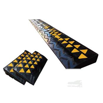 高位路沿坡-优质原生橡胶,表面覆黄色反光材料,600×360×150mm，11037