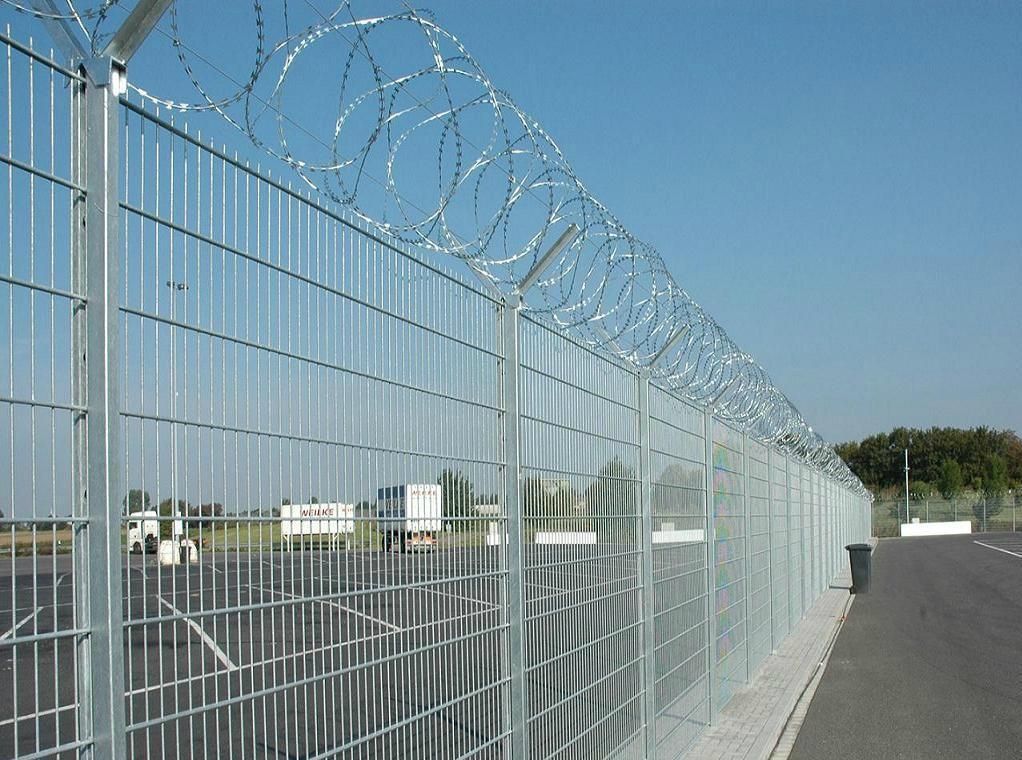 澳达厂家生产热镀锌机场护栏网