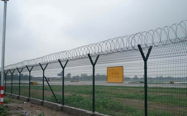 澳达厂家生产热镀锌机场护栏网