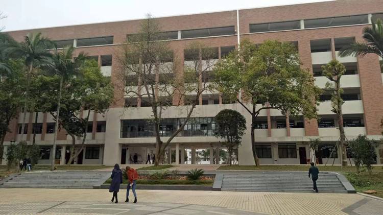 柳州高级中学外墙软瓷砖案例
