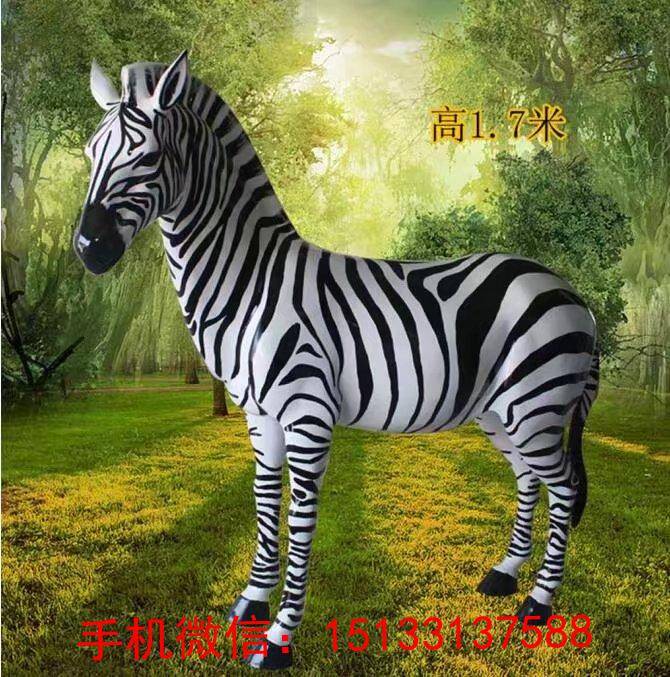 名称:不锈钢公园景观蚕蛹雕塑 摆件 蚕蛹,也有叫做小蜂儿的,是高蛋白的营养品。晚蚕砂(蚕的排泄物)、蚕蜕、蚕茧、白僵蚕(感染白僵菌病死的蚕)等,都作药用。 蚕吐丝结茧后经过4天左右,就会变成蛹。蚕蛹的体形像一个纺锤,分头、胸、腹三个体段。头部很小,长有复眼和触角;胸部长有胸足和翅;鼓鼓的腹部长有9个体节。颜色是咖啡色的。专业工作者能够从蚕蛹腹部的线纹和褐色小点来判别雌雄。蚕刚化蛹时,体色是淡黄色的,蛹体嫩软,渐渐地就会变成黄色、黄褐色或褐色,蛹皮也硬起来了。经过大约12到15天,当蛹体又开始变
