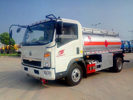 重汽5吨加油车 楚胜油罐车