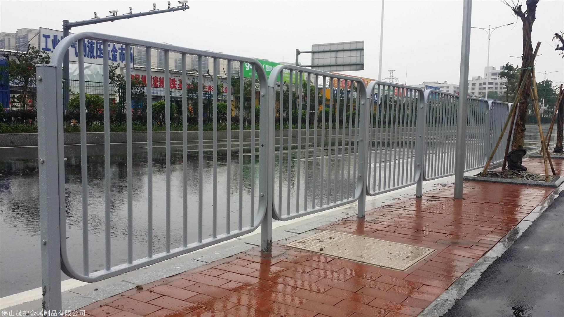 路侧防护栏 佛山港式护栏生产厂家 公路两旁隔离护栏 公路市政护