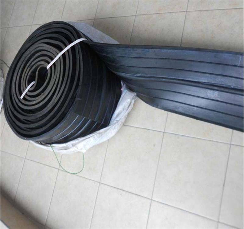 如需现场连接,可采用电加热板硫化胶接或冷粘合(橡胶止水带)或焊接