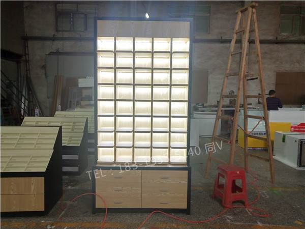 山东潍坊生态板眼镜柜/太阳镜中岛柜装修图片