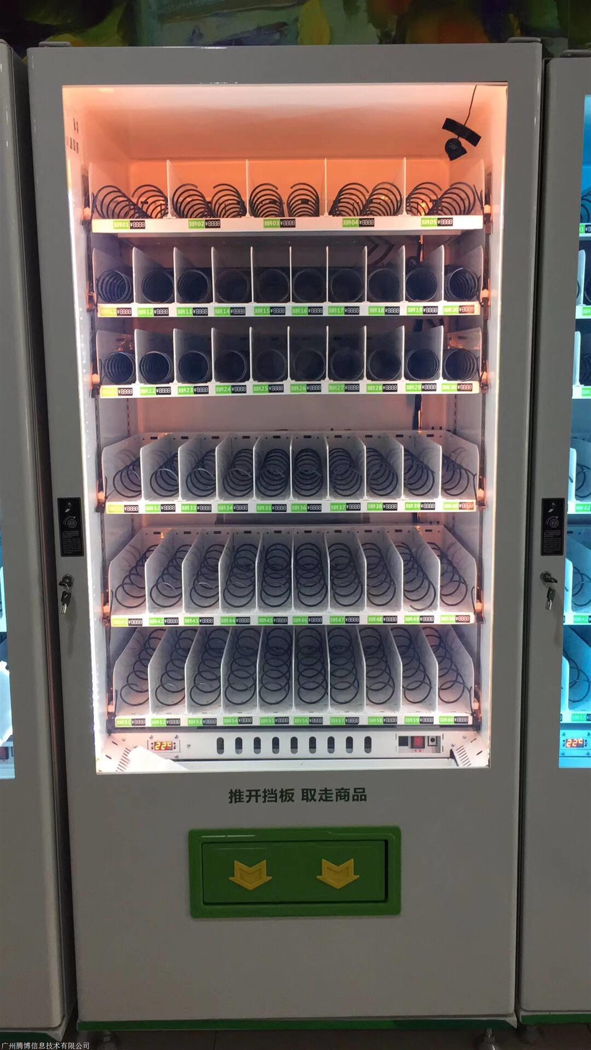 动贩卖机,是一种唯美共享情趣用品的迷你售货机,解决酒店与情趣用户便捷夜+情趣内衣+模特图片