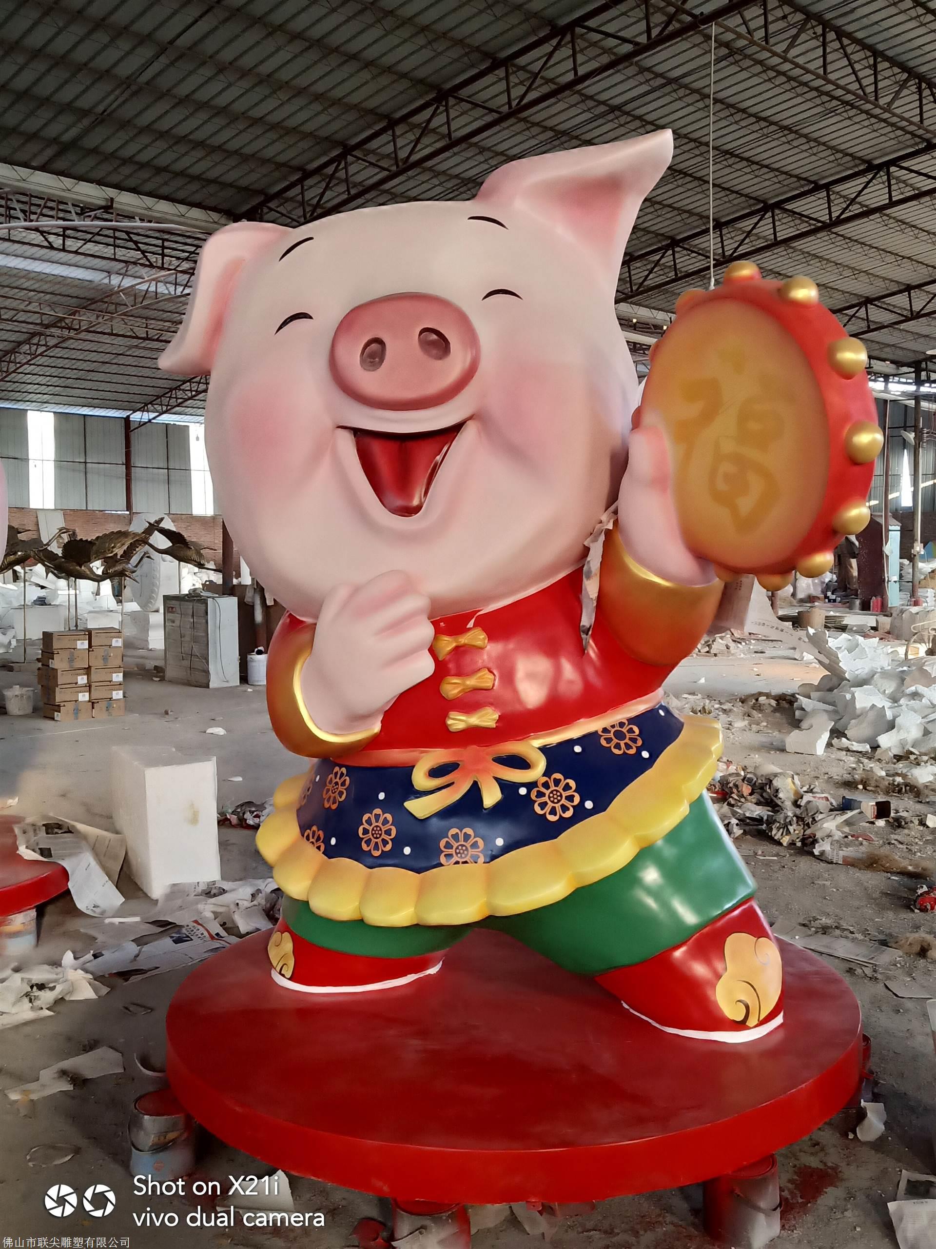 广场公园雕塑主题 新年吉祥物卡通猪雕塑 联尖玻璃钢价格优惠