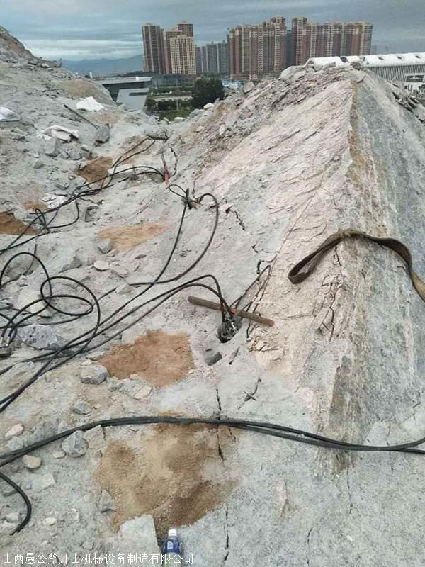 海南三亚地基开挖碰到岩石机载式岩石凤凰彩票app手机版机 岩石凤凰彩票app手机版机