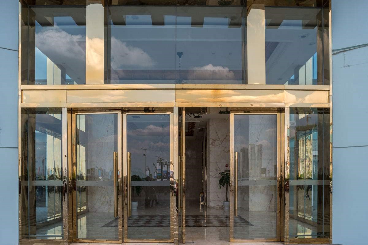 天津东丽区安装不锈钢玻璃门天津承接玫瑰金玻璃门定制安装技术