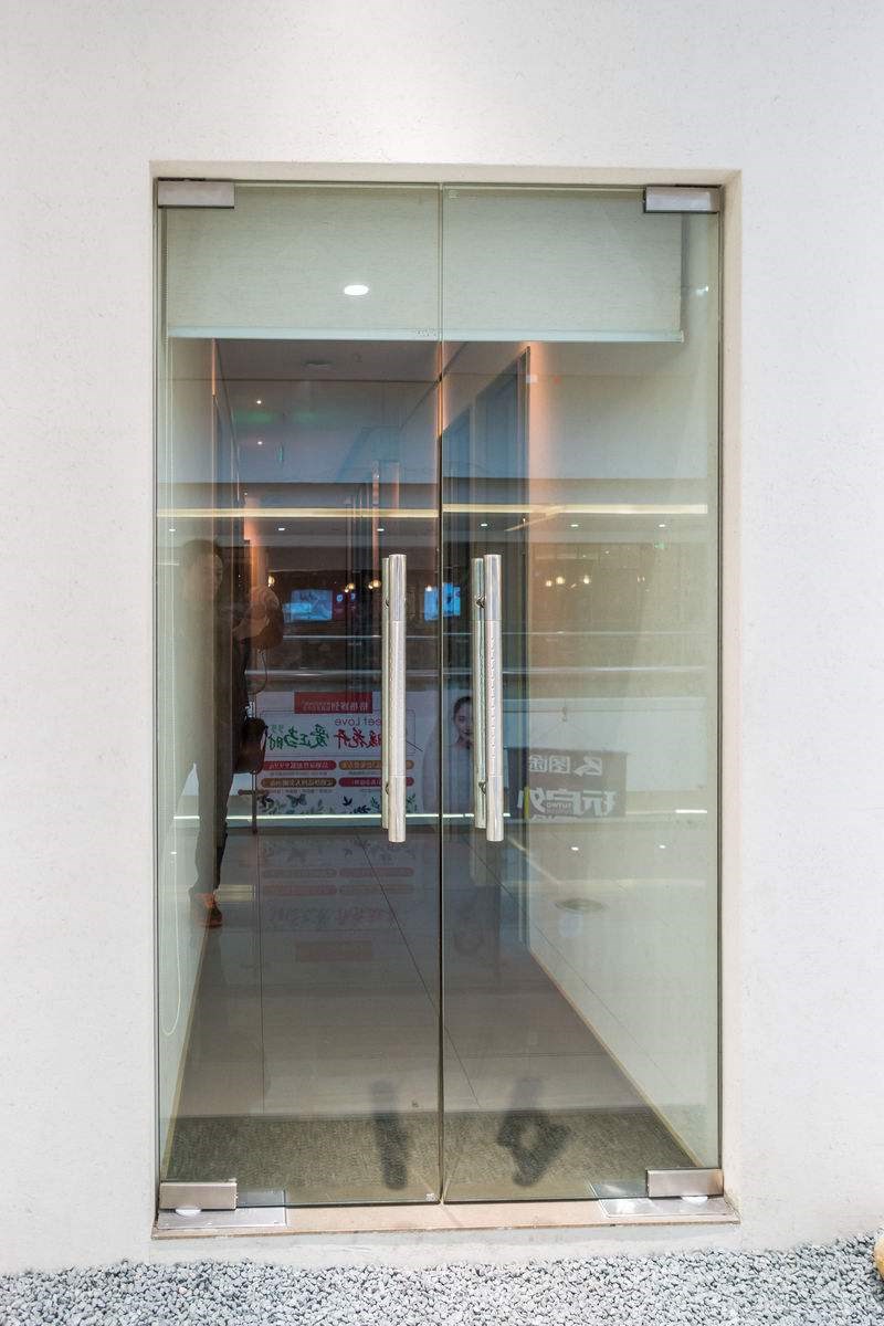 天津武清区安装钢化玻璃门定制办公室玻璃隔断
