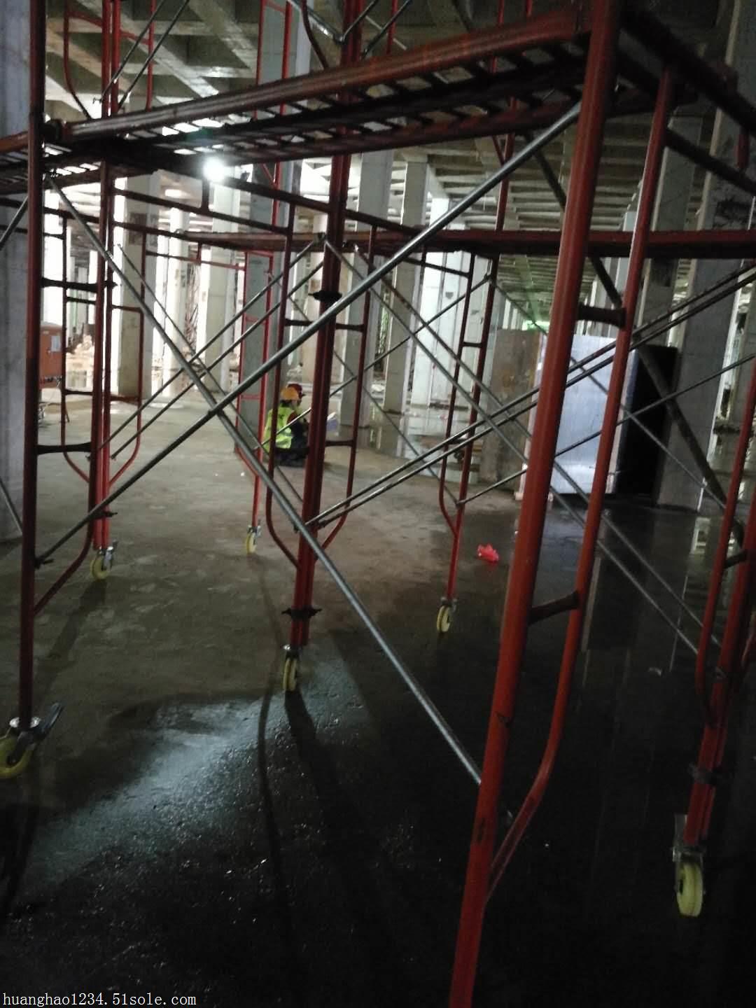 距地距离过大或过小等;脚手板开裂,厚度不够,搭接没有满足规范要求;大