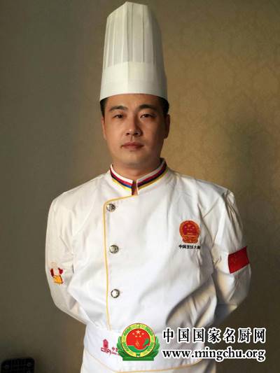 世界名厨协会会员,国家高级烹调师,国家高级营养师,曾任辽宁兴隆大