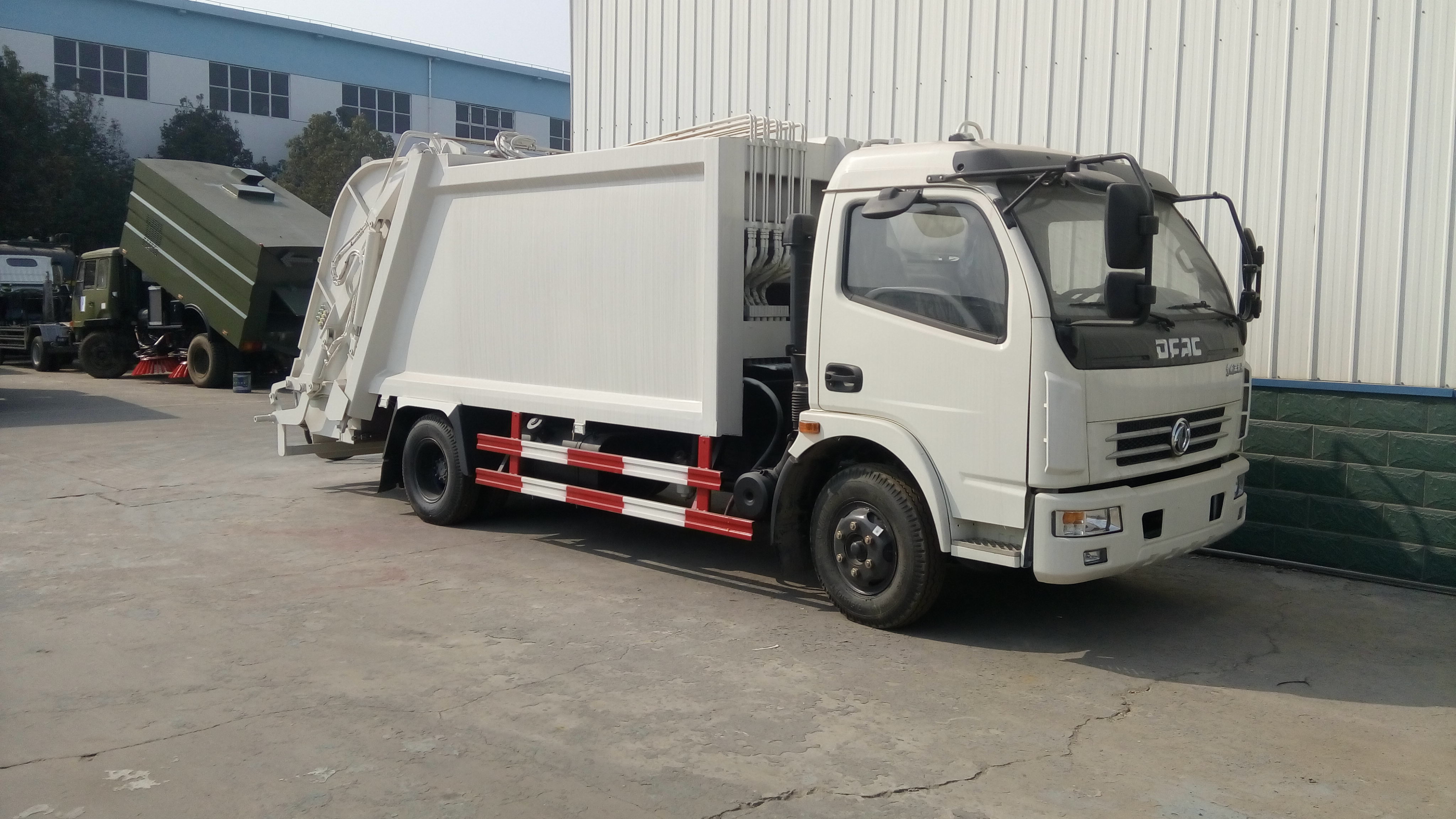 2017新款挂桶垃圾车报价免费咨询