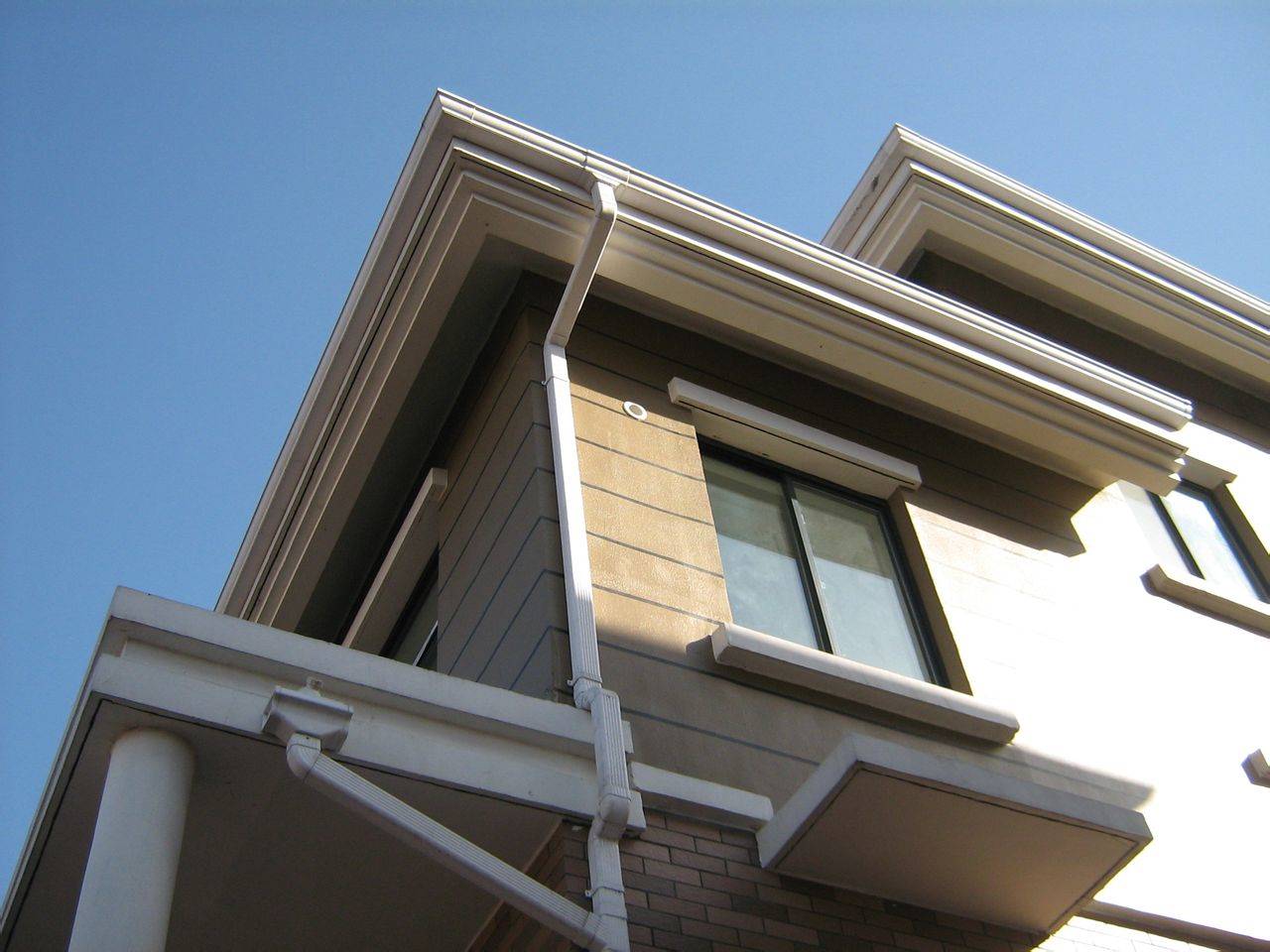 成品檐沟落水不锈钢雨水斗价格塑料落水管pvc天沟雨水槽灰色p