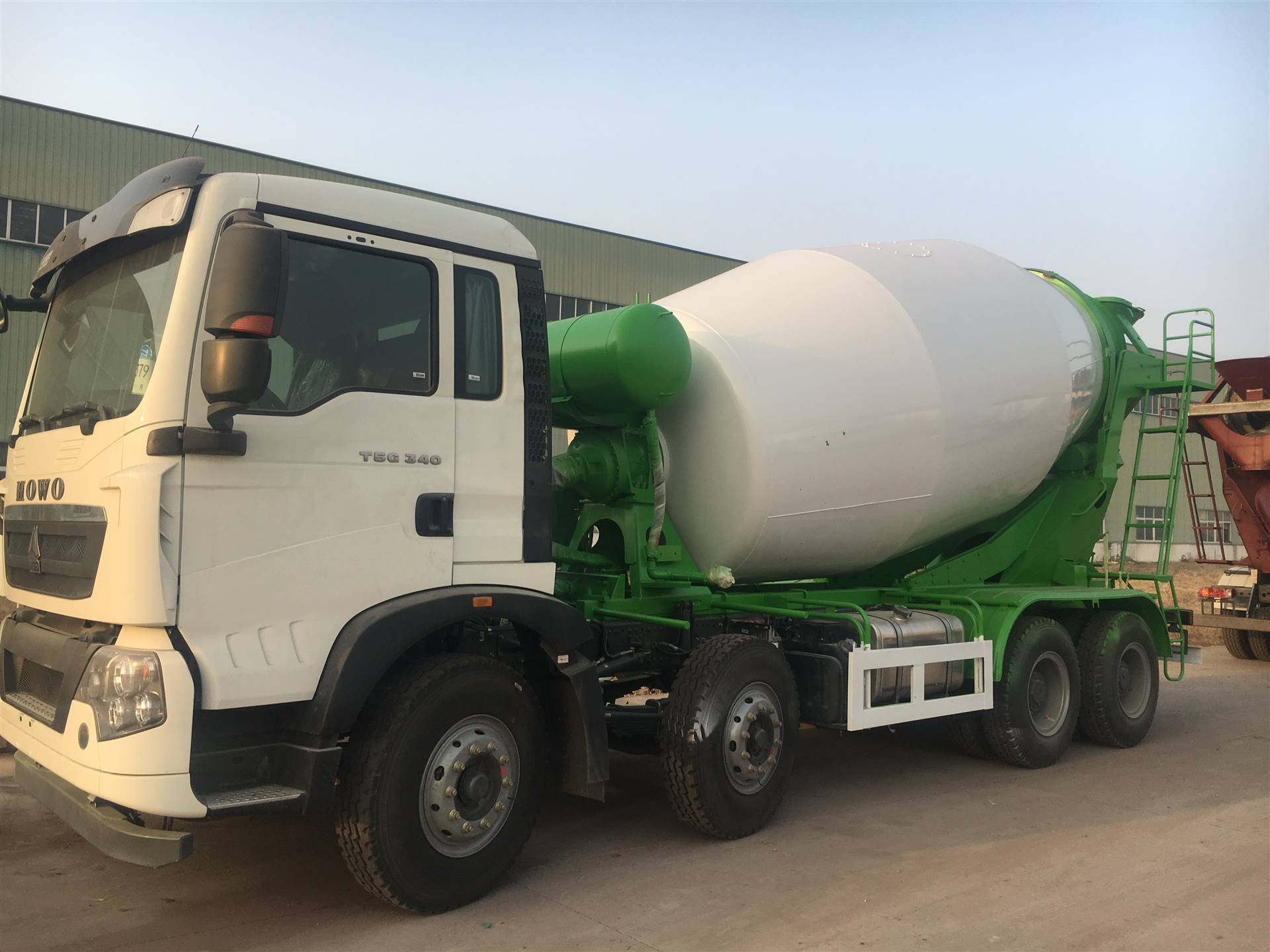 陕汽德龙混泥土搅拌车供水系统:混凝土搅拌车的供水系统