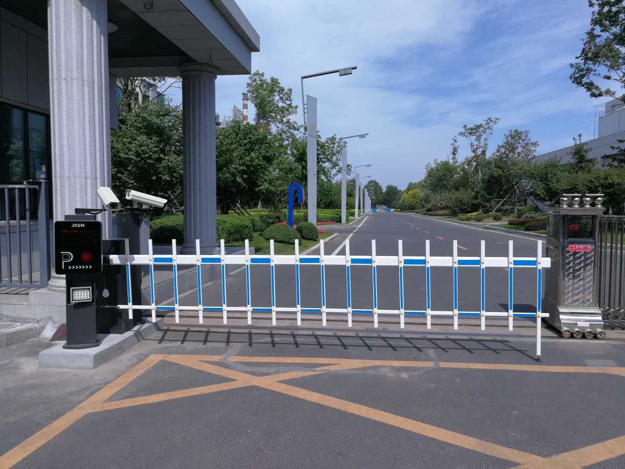 深圳捷商智能停车场道闸车牌识别一体机