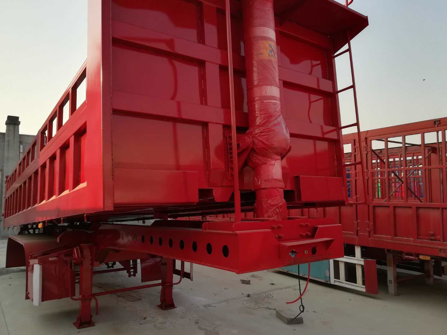 鹅颈式半挂车载货也很广泛