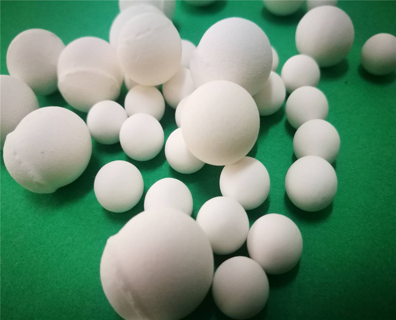 高铝陶瓷研磨球生产厂家选赢驰