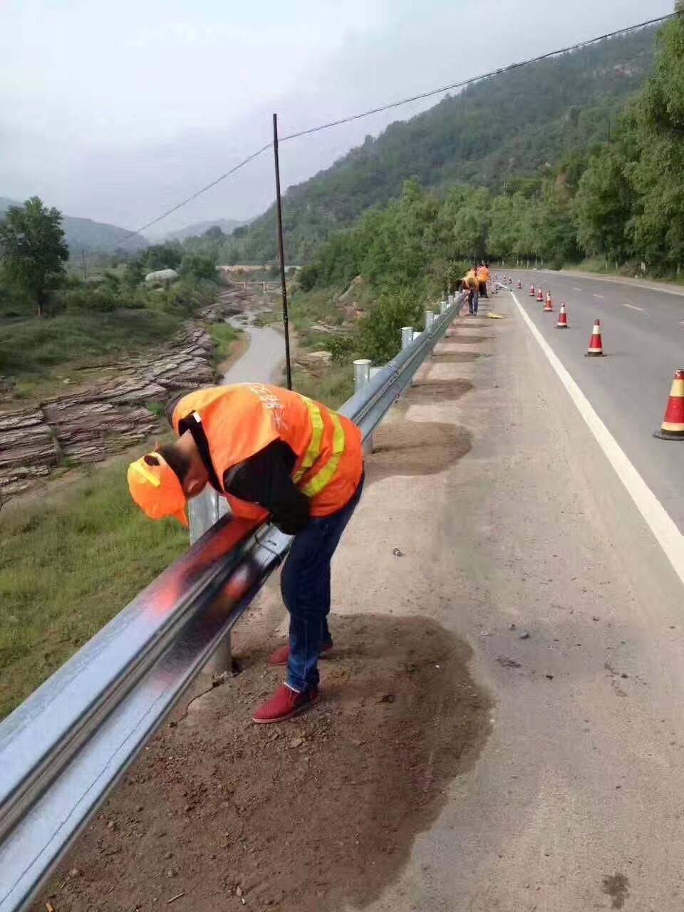 防撞波形护栏两波三波护栏板乡村道路波形护栏波形梁钢护栏加强