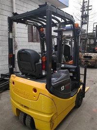 供应小松电瓶叉车二手进口电动叉车