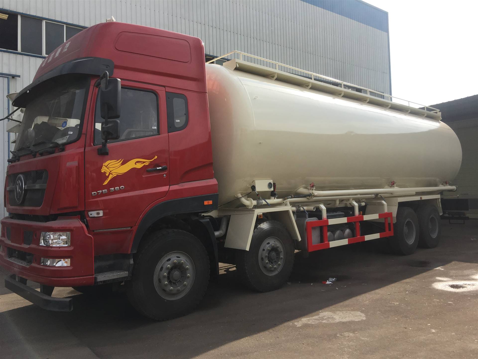 中国重汽豪沃散装水泥罐车粉粒物料运输车