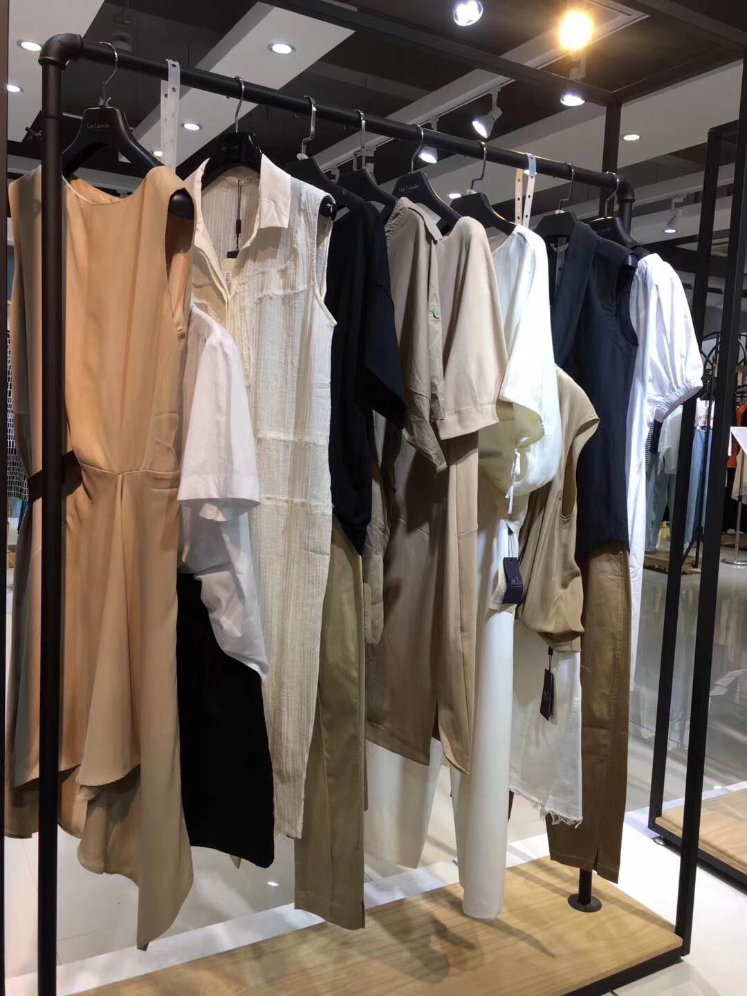 折扣品牌女装曼妙衣舍尾货 18年夏季女装走份批发