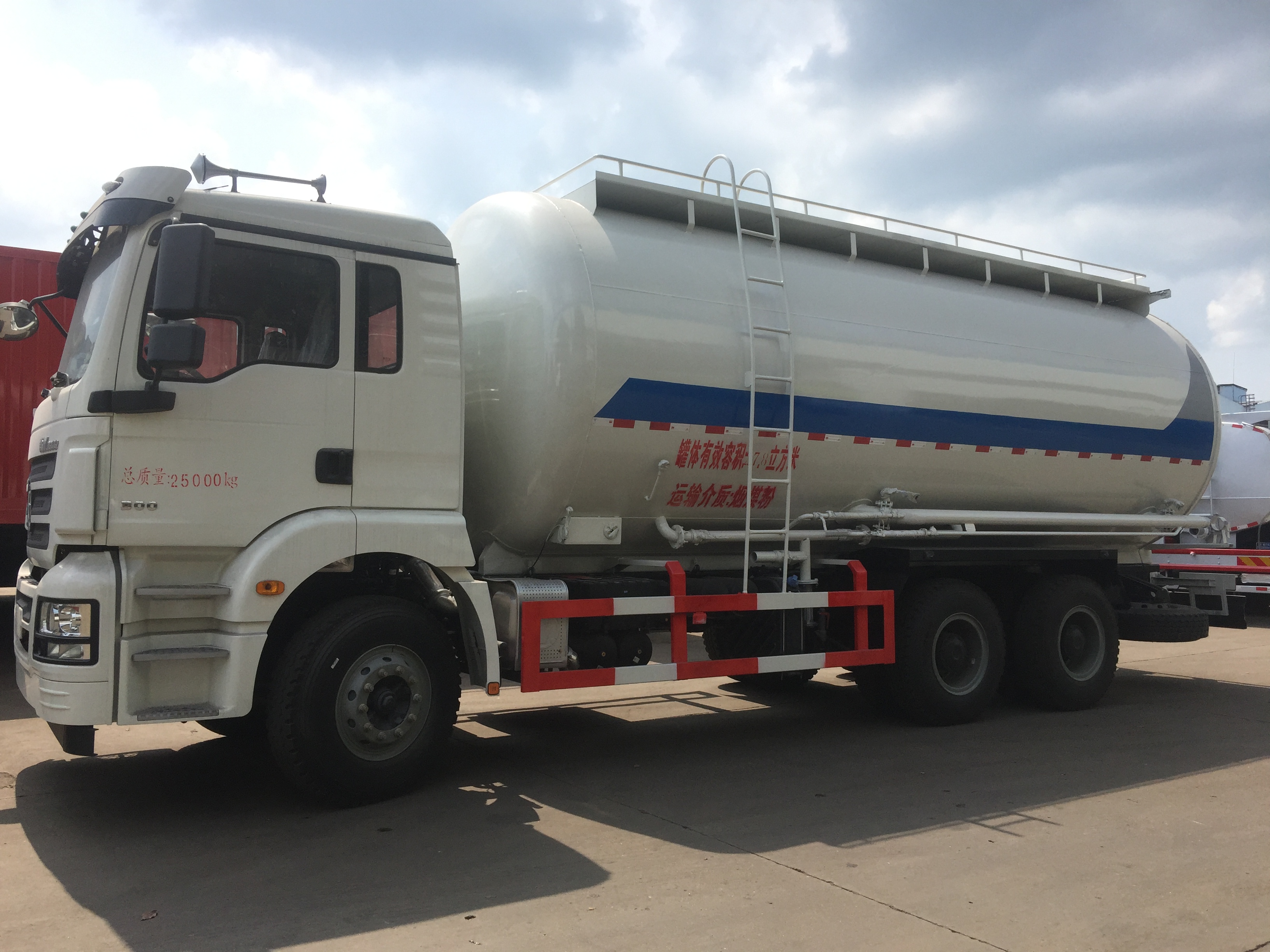 国五陕汽后八轮低密度粉粒物料运输车