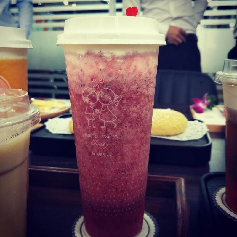 男左女右教你如何打造特色奶茶加盟店