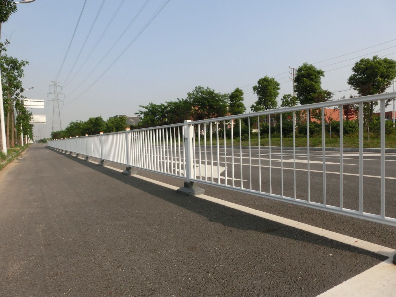 乾祥供应热镀锌钢制公路护栏,道路护栏