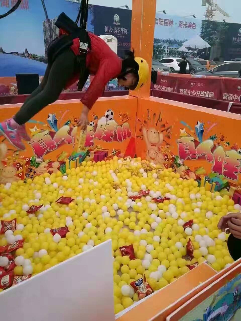 真人娃娃机出租 大型真人版娃娃机租赁