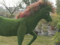 四川成都绿雕厂家定制雕塑造型,绿雕马造型