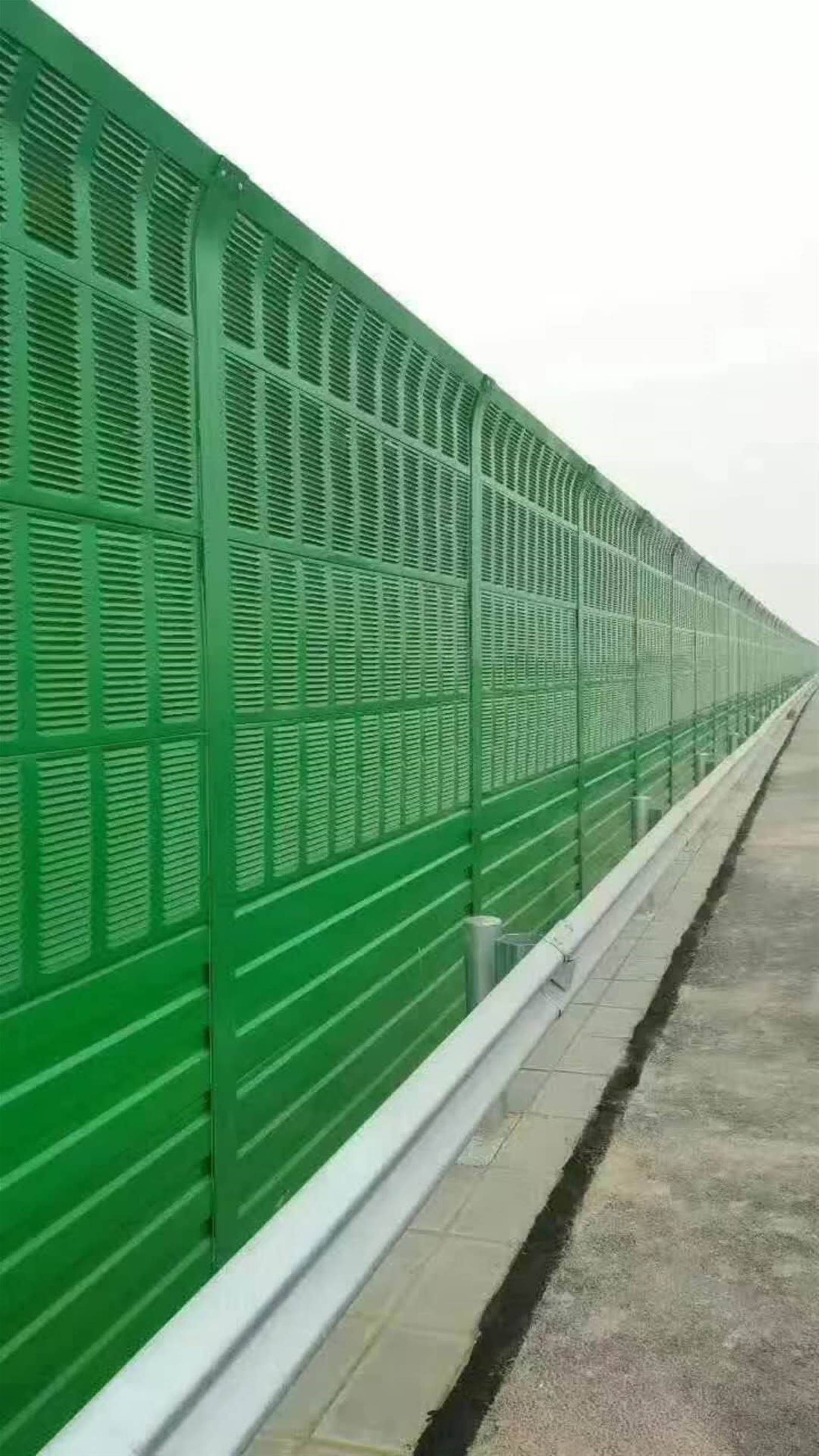 高速公路声屏障主要用于高速公路,高架复合道路,城市轻轨地铁等交通
