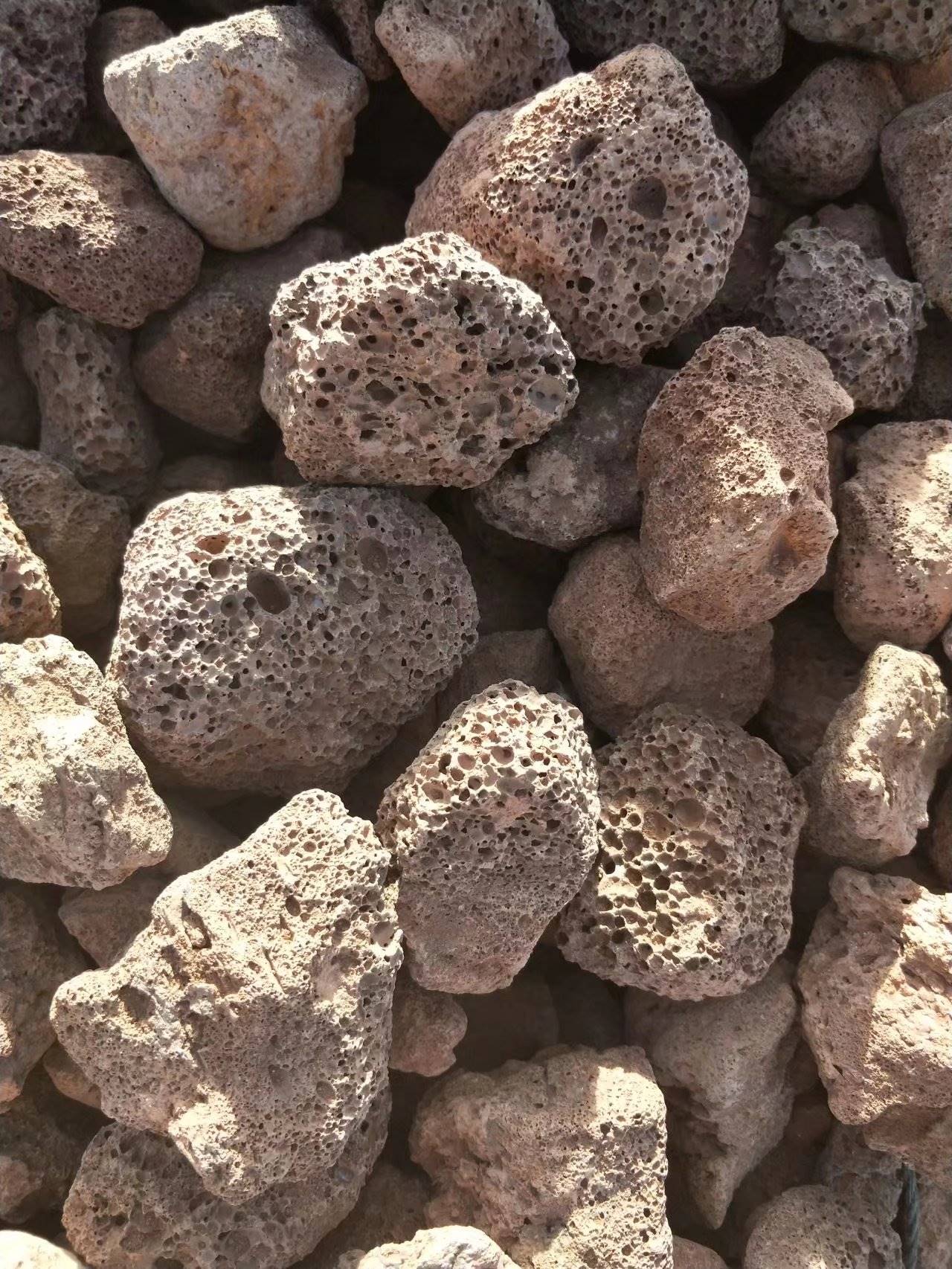 诚鑫厂家直销优质火山石 铺面火山石