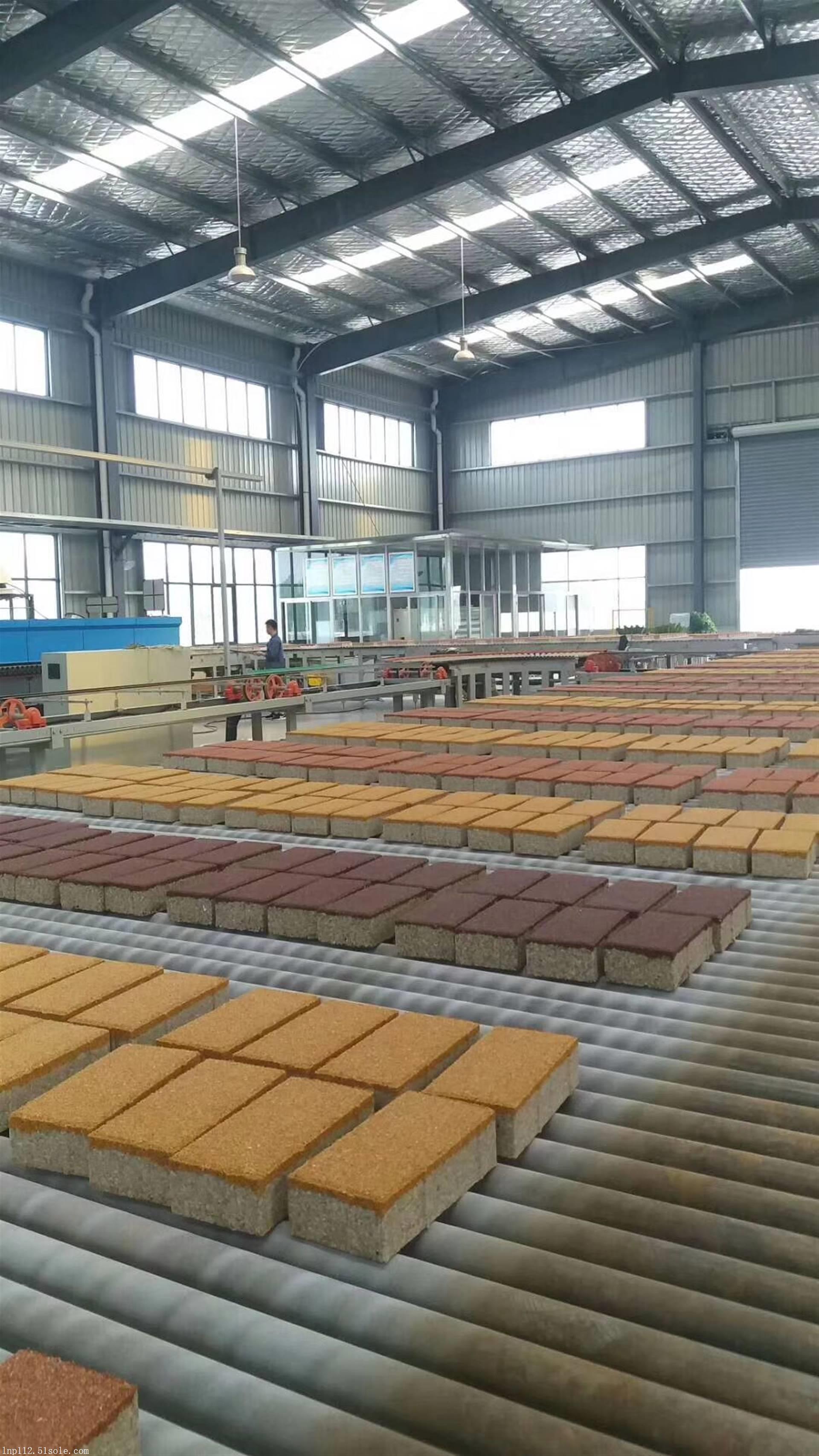 人行道陶瓷透水砖生产厂家众光透水砖