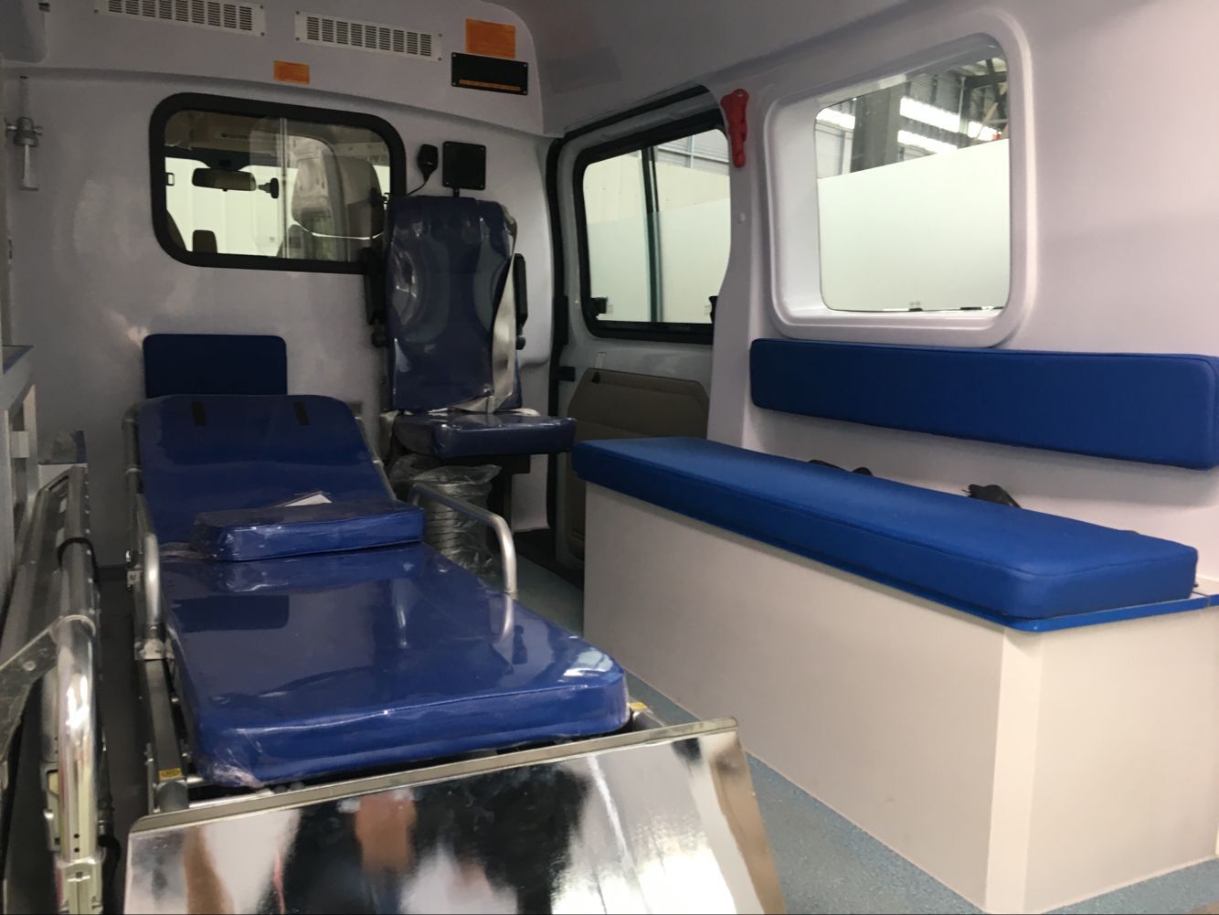 江铃新全顺v362监护型救护车