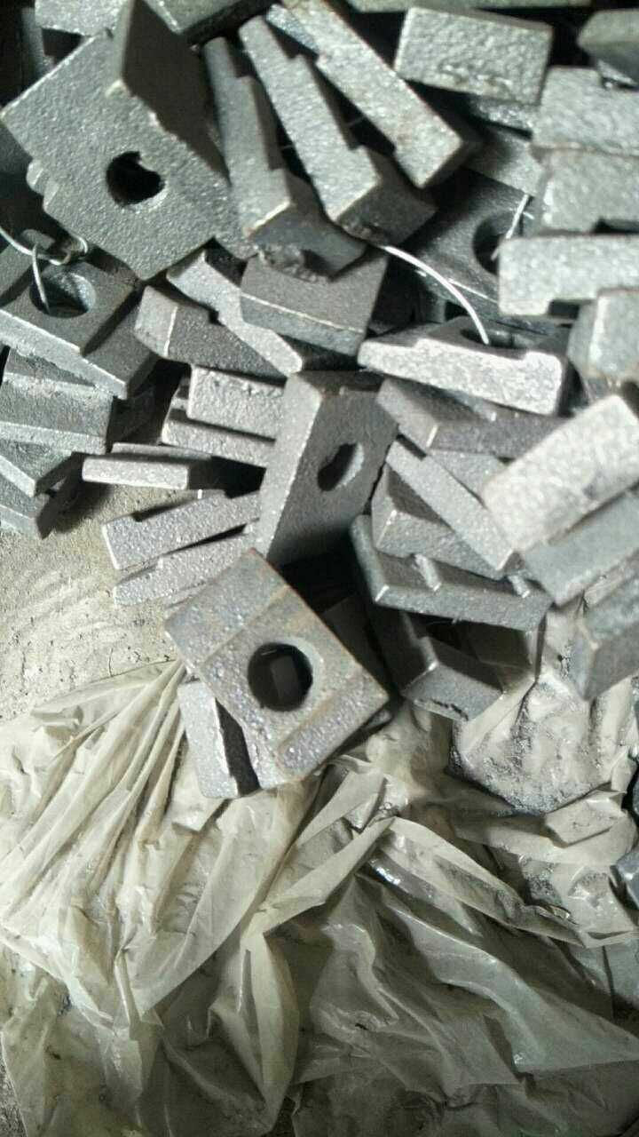 造成压板螺栓松动,压板转动,造成轨道表面磨损及啃轨,严重时造成断轨