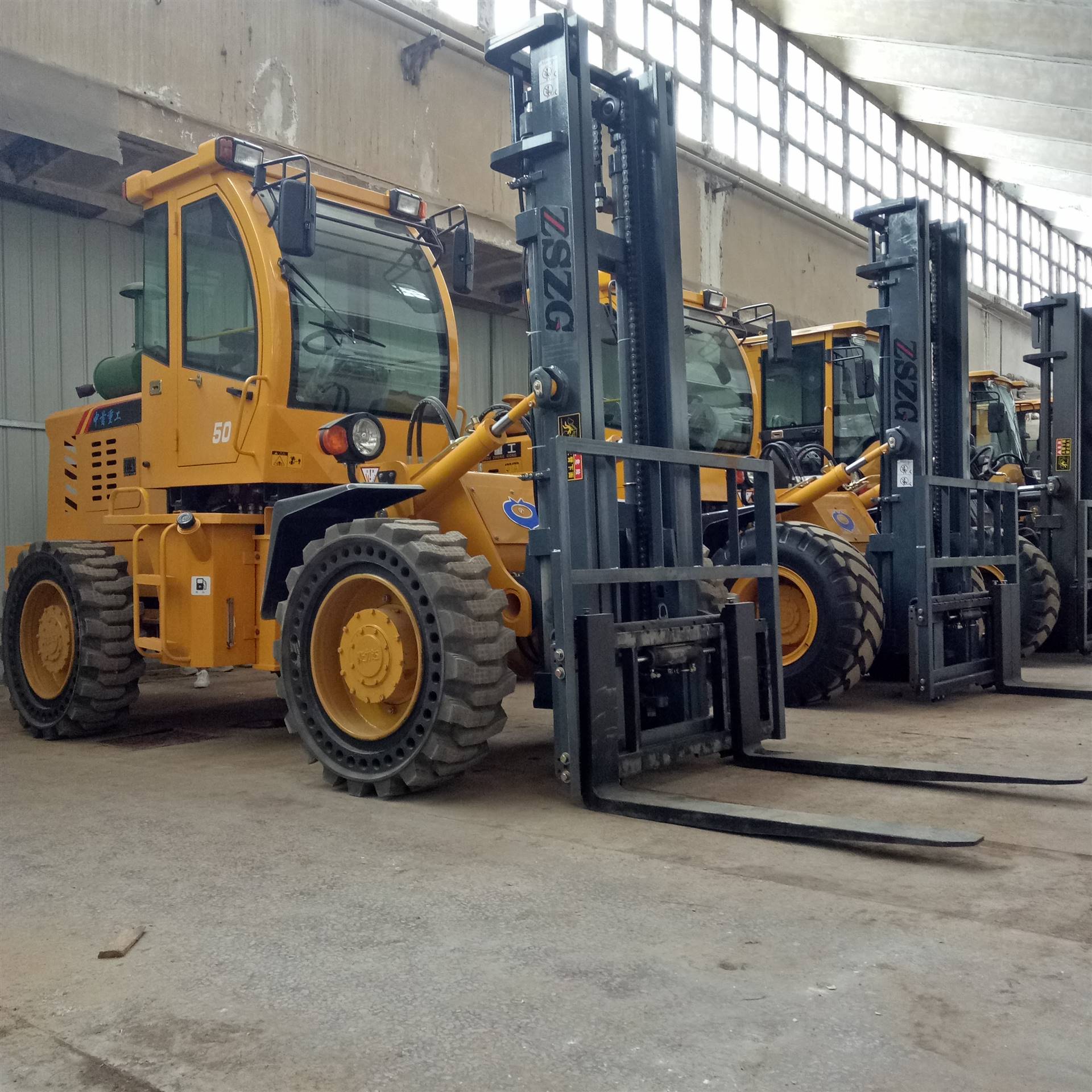 全新3吨越野叉车仓库工地码头专用四驱高底盘全国包邮