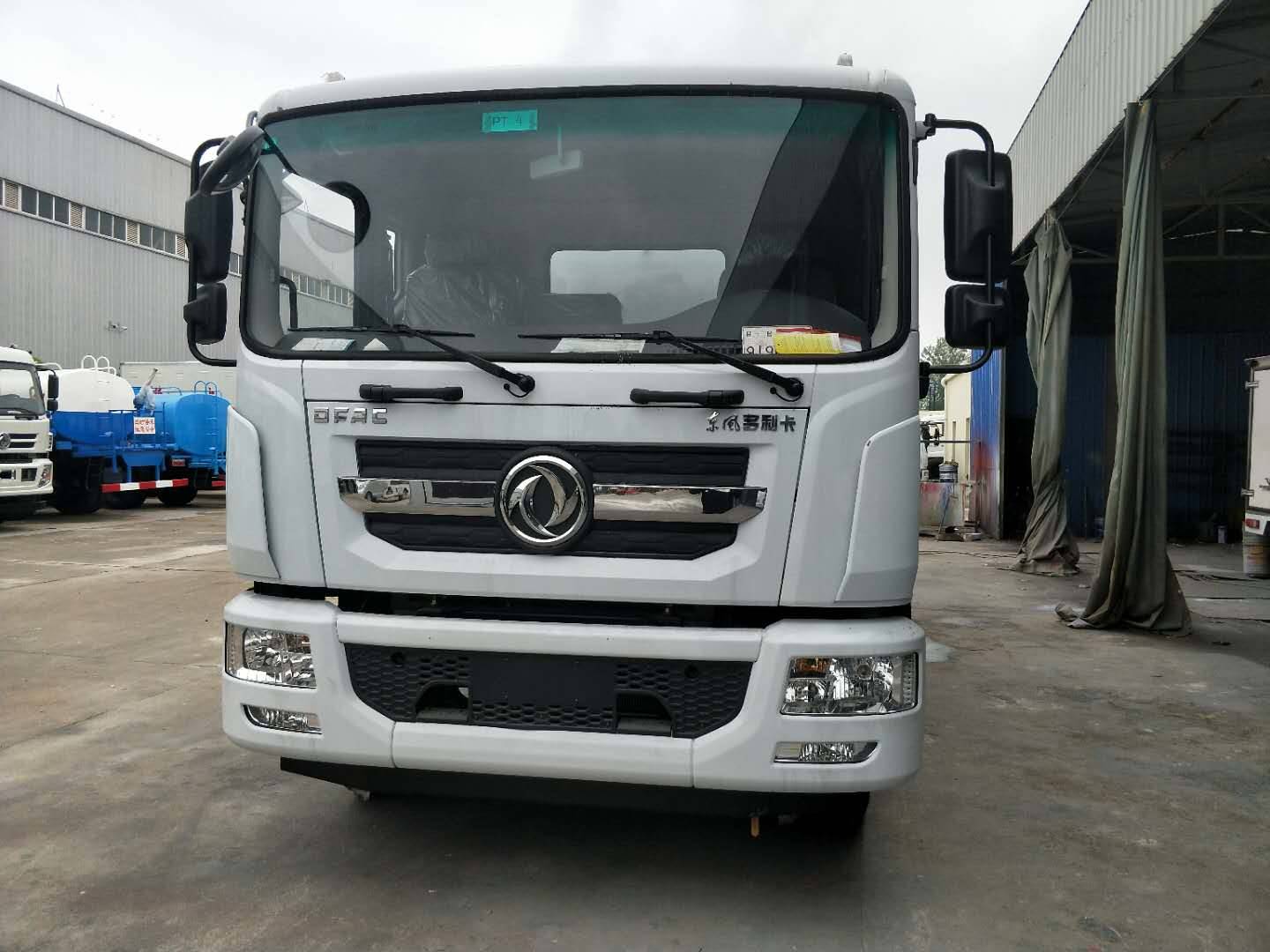 东风多利卡8吨洒水车