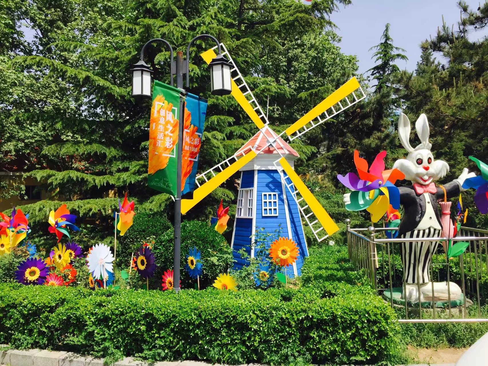 美陈防腐木荷兰风车大型室外景观风车景区园