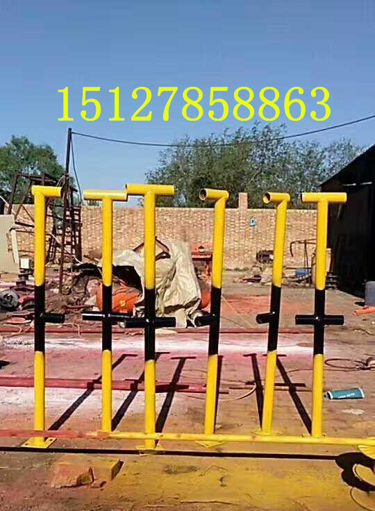 或在栏杆下边加扎严密固定的挡脚笆或挡脚板