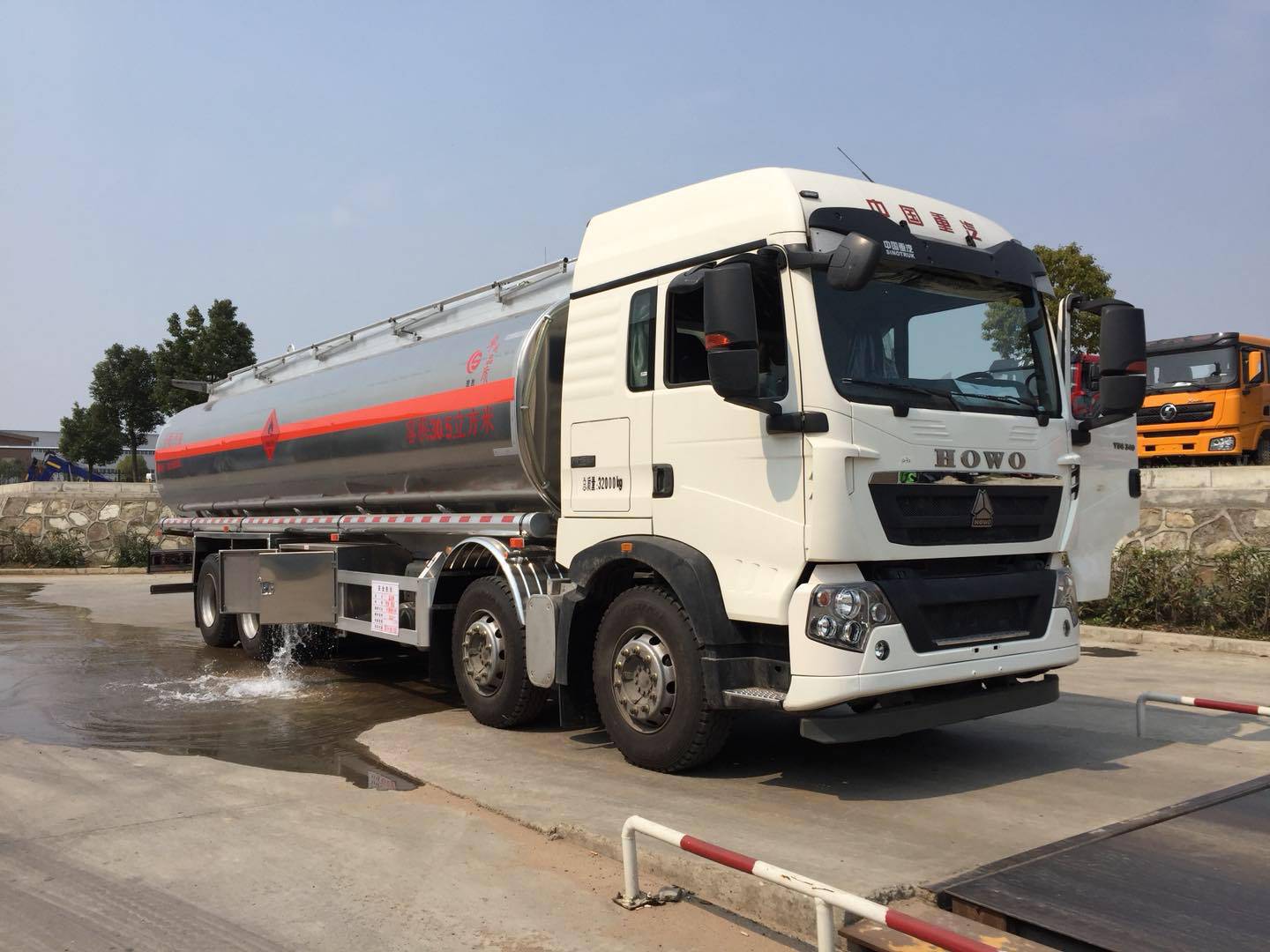 重汽油罐车价格